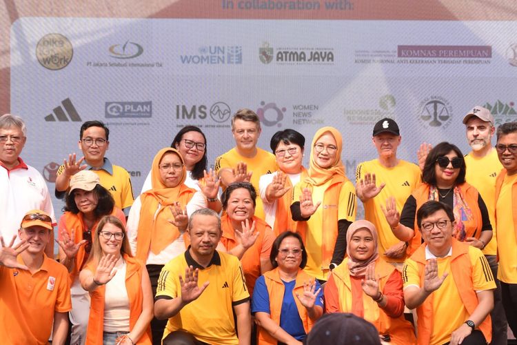 Cycling Tour kampanye ?16 Days of Global Activism Against Gender-Based Digital Violence?