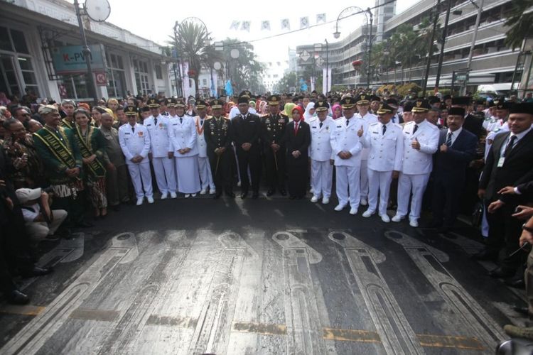 Gubernur Jabar Ridwan Kamil bersama enam kepala daerah terpilih saat melakukan historical walk di Jalan Asia Afrika, Bandung dalam rangkaian kegiatan pelantikan kepala daerah terpilih, Kamis (20/9/2018).