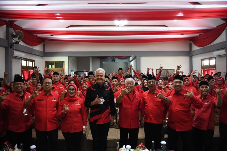Bakal calon presiden (bacapres) PDI-P Ganjar Pranowo berpose salam metal bersama pengurus DPP PDI-P dan DPD PDI-P NTB dalam konsolidasi partai di Kota Mataram, NTB, Minggu (18/6/2023).