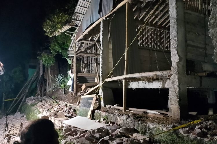 Kondisi tembok keliling rumah warga Kelurahan Karangklesem, Purwokerto, Kabupaten Banyumas, Jawa Tengah, yang roboh, Senin (6/5/2024) malam.
