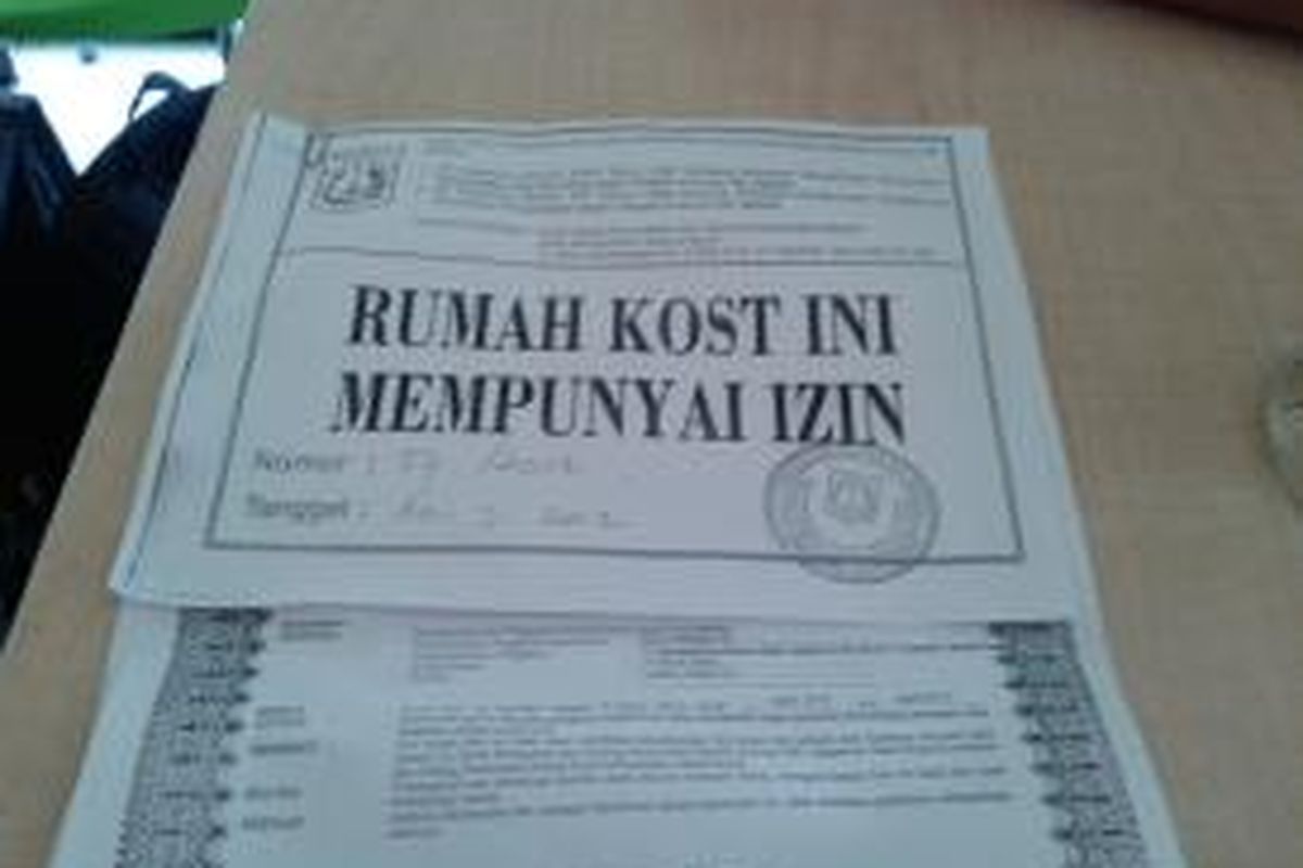 Surat izin pengelolaan kos oleh pengelola THR Lokasari, Tamasari, Jakarta Barat, yang dikeluarkan berdasarkan Keputusan Gubernur Provinsi DKI Jakarta Nomor 57 Tahun 2012 saat diperlihatkan kepada wartawan, Kamis (29/8/2013)