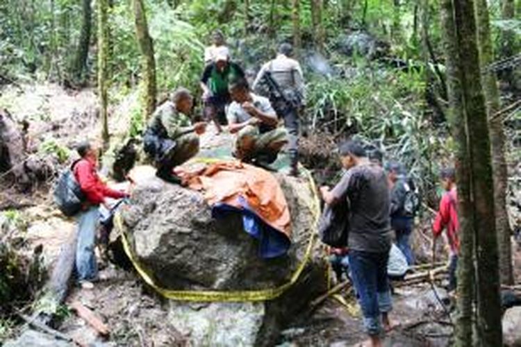 Warga bersama aparat mengamankan batu giok seberat 20 ton di Kabupaten Nagan Raya, Aceh.