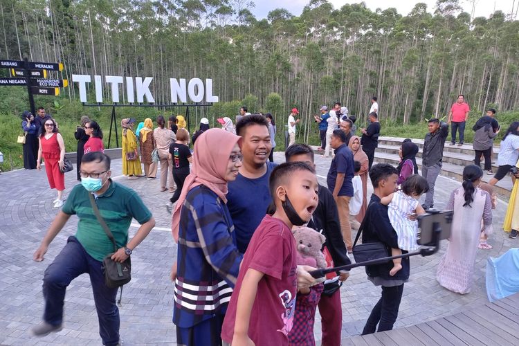 Sarmili beserta istri dan anak-anaknya yang berasal dari Balikpapan. Mereka khusus mendatangi Titik Nol Kilometer di Ibu Kota Negara (IKN) Nusantara di Kecamatan Sepaku, Kabupaten Penajam Paser Utara, Kalimantan Timur, untuk berlibur pada Minggu (22/5/2022).