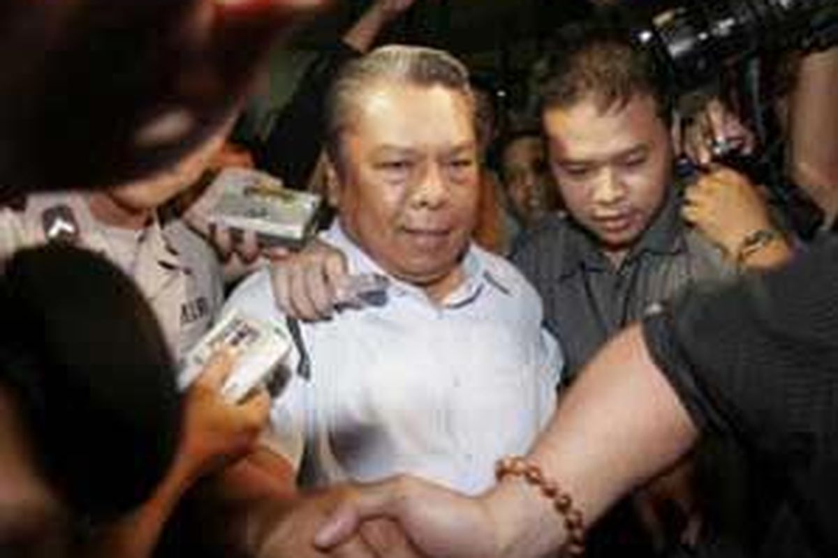 Plt Bupati Kutai Kartanegara, Samsuri Aspar (tengah) digiring petugas Komisi Pemberantasan Korupsi (KPK) ke dalam mobil tahanan untuk dibawa ke rutan Bareskrim Mabes Polri, Jakarta, Kamis (24/7). 