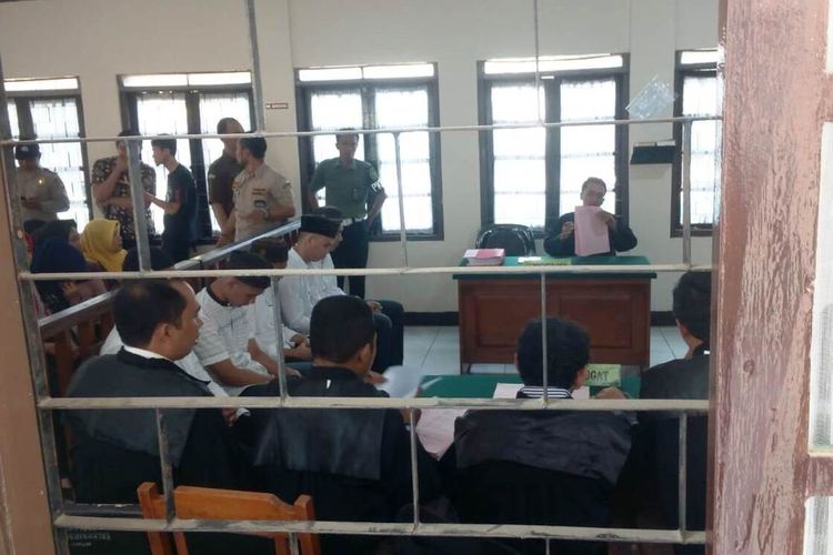 Sidang perdana perkara polisi terbakar saat mengamankan unjuk rasa mahasiswa di Cianjur, Jawa Barat, yang digelar di Pengadilan Negeri Cianjur, Rabu (22/01/2020). Di persidangan tersebut dihadirkan lima orang terdakwa.