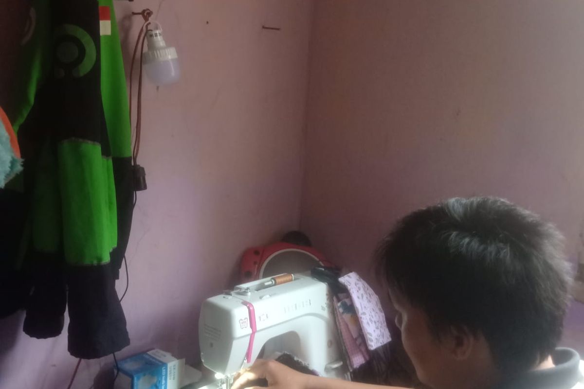 Erlangga, ojek online yang beralih ke pembuat masker di Cibinong, Jawa Barat, Sabtu (11/4/2020)