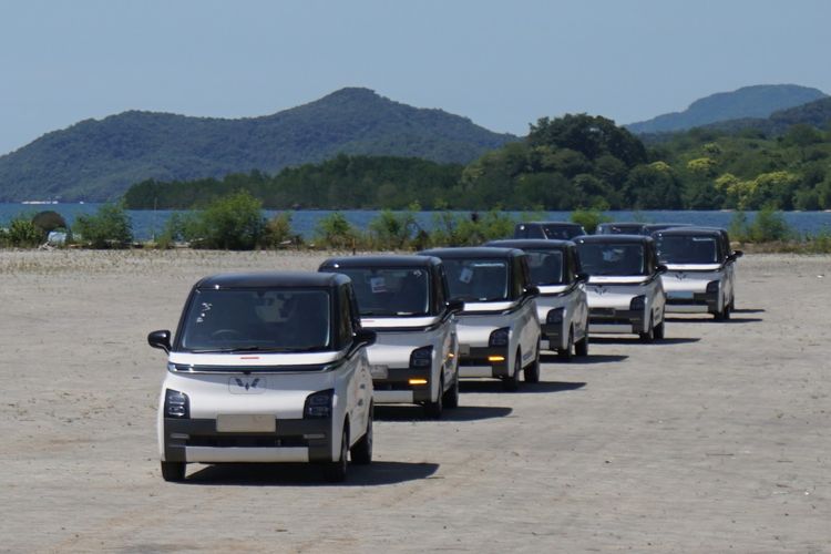 Seluruh pengemudi yang mengantarkan unit Air ev telah mendapatkan pelatihan sebelumnya. Dalam perjalanan menuju Wuling Labuan Bajo Pool pun barisan Wuling Air ev dikawal oleh pihak berwenang untuk memastikan keselamatan dan keamanan selama proses pengantaran.