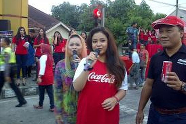 Penyanyi campursari, Nurhana turut menghibur pengguna jalan dalam aksi 