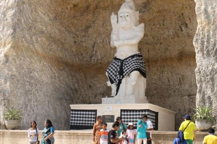 Patung tokoh kisah Panca Pandawa menjadi obyek berfoto oleh wisatawan saat liburan di Pantai Pandawa, Desa Kutuh, Kecamatan Kuta Selatan, Kabupaten Badung, Bali.