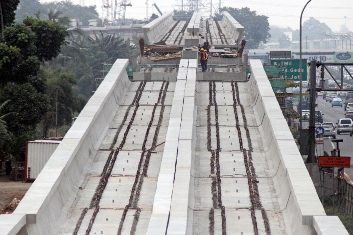 Suasana pembangunan proyek transportasi masal Light Rail Transit (LRT) di sepanjang Tol Jagorawi, Kampung Makasar, Jakarta Timur, Minggu (23/7/2017). Direktur Utama PT Adhi Karya Tbk, Budhi Harto mengungkapkan, nilai pembangunan prasarana LRT Jabodebek di kontrak awal sebesar Rp23,39 triliun sudah termasuk PPN 10 persen. Namun, setelah dihitung lagi, ongkos konstruksi LRT dapat ditekan lebih murah menjadi Rp 19,7 triliun dan belum termasuk PPN 10 persen dan sesuai arahan Presiden Jokowi, pemerintah akan tetap mengejar target penyelesaian proyek LRT Jabodebek pada awal 2019. ANTARAFOTO/Yulius Satria Wijaya/foc/17.