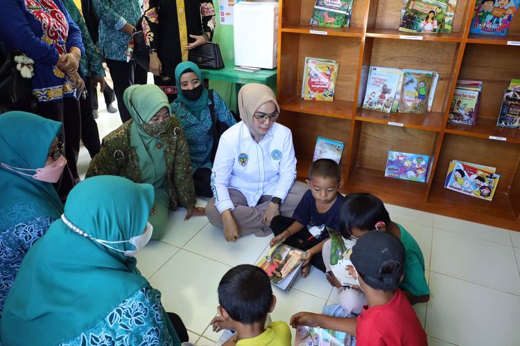 Ketua Tim Penggerak Pemberdayaan Kesejahteraan Keluarga (TP PKK) Kabupaten Tana Tidung, Kalimantan Utara, Vamelia Ibrahim, mewujudkan Taman Bacaan Masyarakat (TBM) sebagai solusi mengatasi learning loss.