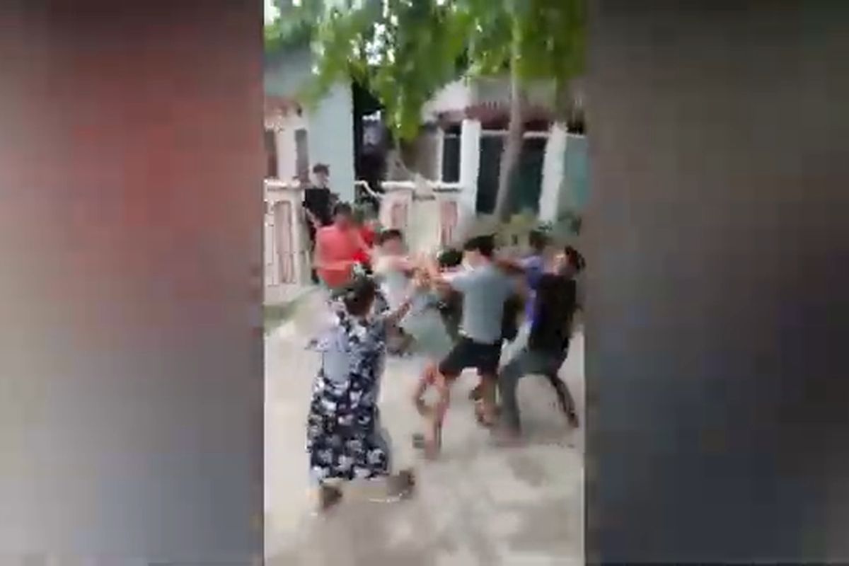 Perang mainan berujung tawuran yang libatkan orang dewasa saat momen Lebaran.