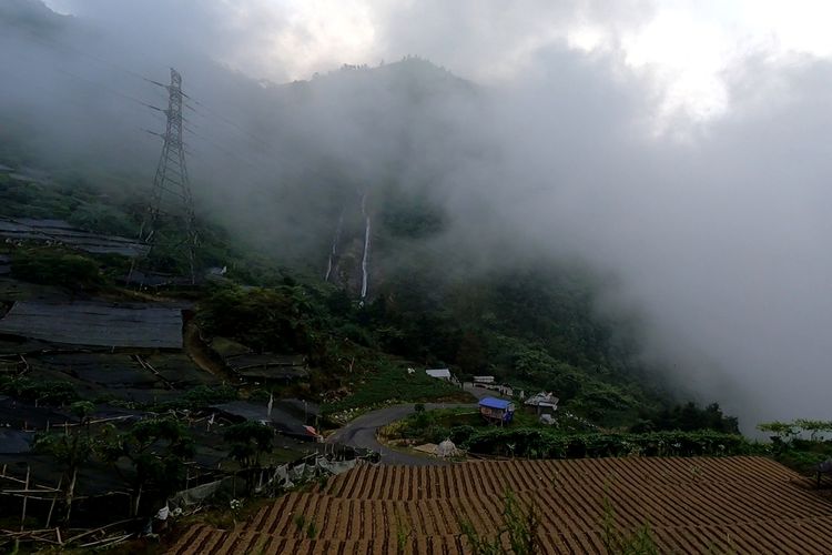 Indahnya Curug Sikarim Wonosobo dilihat dari pinggir jalan.