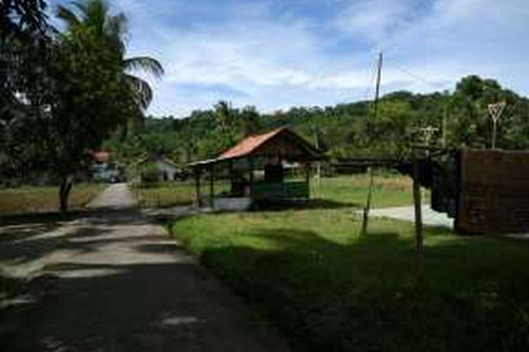 Berkat tanggul yang sudah selesai dibangun, dan kawasan bantaran Sungai Citarum yang berhasil dinormalisasi, desa yang dikenal sebagai ‘Kampung Perahu’ itu pun kini bebas banjir.