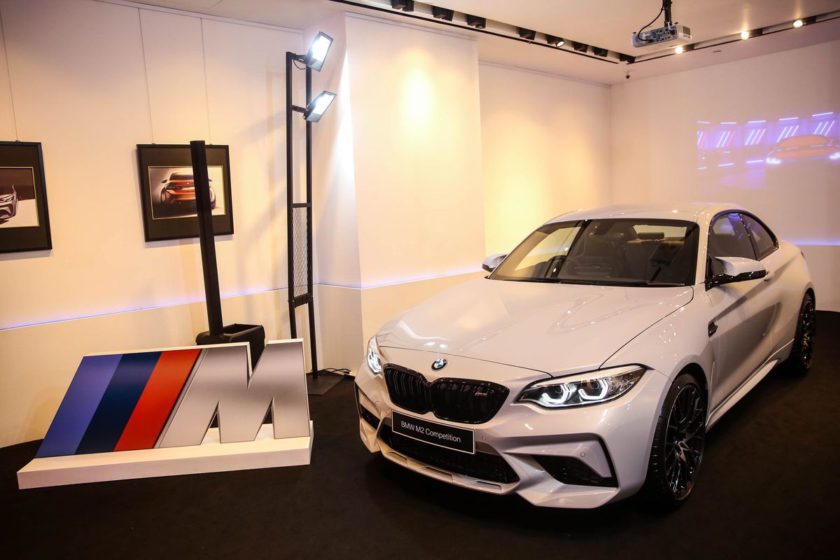 Mobil All New BMW M2 Competition saat diresmikan pertama kalinya di Eurokars Galery, Plaza Indonesia, Jakarta, Sabtu (24/11/2018). BMW Indonesia akan menjual All New BMW M2 Competition di awal tahun 2019 dengan 2 pilihan transmisi, yaitu transmisi otomatis dan juga manual.