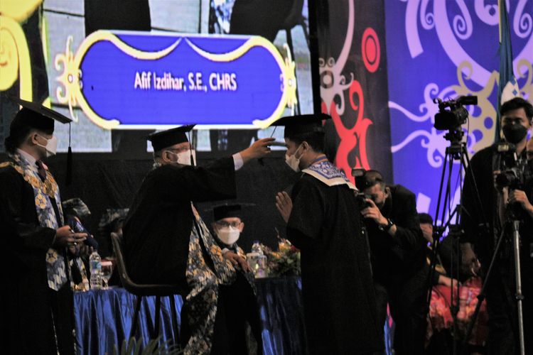 Rektor UMN, Ninok Leksono Memindahkan Kuncir Toga Wisudawan