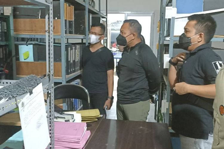 Anggota Ditreskrimsus Polda Banten melakukan penggeledahan dalam OTT di Kantor BPN Lebak, Jumat (12/11/2021) malam.