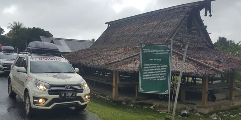 Rumah Adat Sasadu di Desa Gamtala, Jailolo, Halmahera, Maluku, masih terpelihara secara turun-temurun. Rumah yang berfungsi seperti banjar ini menekankan nilai keberagaman karena menjadi tempat berkumpul semua suku, agama, dan budaya.