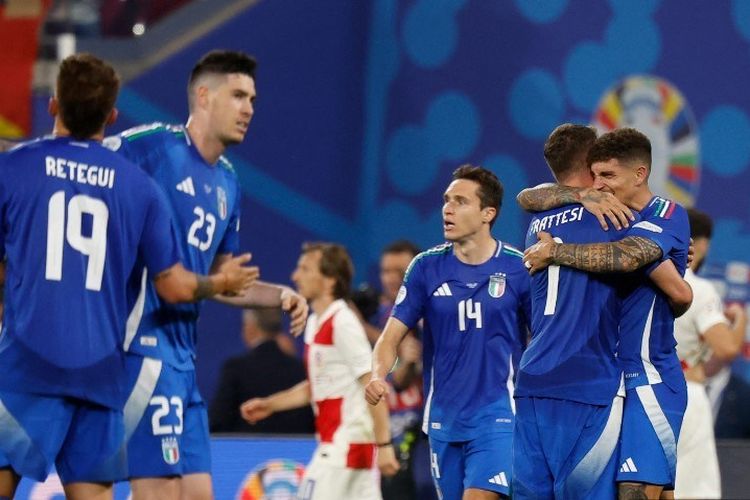 Momen selebrasi Davide Fratesi dengan rekan setimnya usai duel Grup B Euro 2024 antara Kroasia vs Italia di Stadion Leipzig, 24 Juni 2024. (Photo by Odd ANDERSEN / AFP)