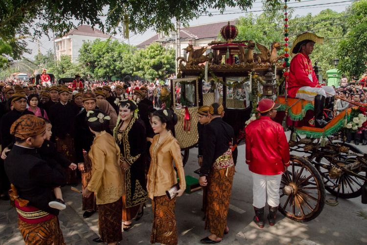 Presiden Joko Widodo sekeluarga turun dari kereta kencana saat akan melaksanakan prosesi ijab dan resepsi pernikahan Kahiyang Ayu-Bobby Nasution di Graha Saba Buana, Solo, Jawa Tengah, Rabu (8/11). Acara resepsi pernikahan putri Presiden Joko Widodo, Kahiyang Ayu dengan Bobby Nasution dihadiri sejumlah tamu undangan di antaranya pejabat negara, artis, hingga masyarakat umum. ANTARA FOTO/Mohammad Ayudha/kye/17. 