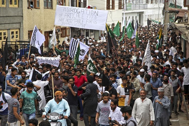 Ribuan warga Muslim Kashmir turun ke jalan dalam aksi unjuk rasa di jalanan ibu kota Srinagar, pada Jumat (9/8/2019), menentang penghapusan status otonomi khusus Kashmir.