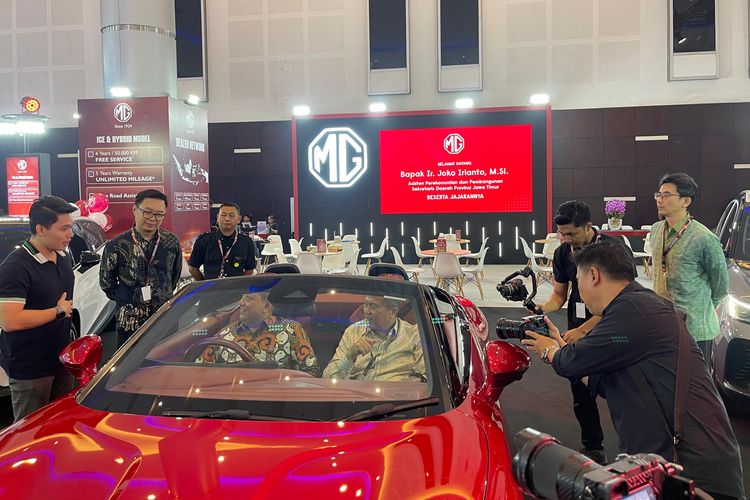 Kunjungan bapak Ir. Joko Irianto ke booth MG dan menjajal kenyamanan MG Cyberster yang merupakan salah satu line up di IIMS Surabaya 2025.