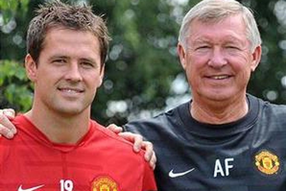 Michael Owen (kiri) dan pelatih Sir Alex Ferguson.