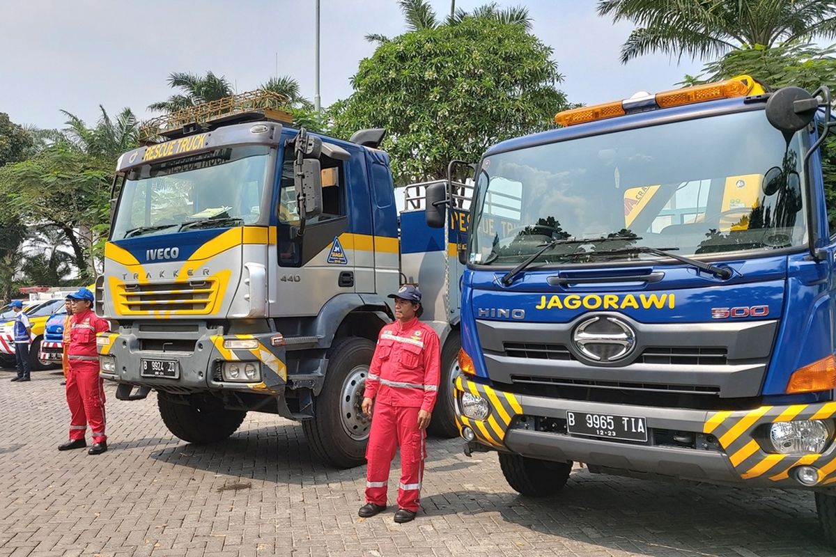 Optimus prime atau komo (kiri), truk derek berukuran besar yang digunakan PT Jasa Marga (Persero) Tbk untuk menarik truk bertonase besar yang mengalami kecelakaan.