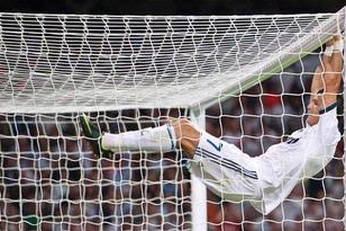 Salah satu aksi gelandang Real Madrid, Cristiano Ronaldo, pada leg kedua Piala Super Spanyol melawan Barcelona, di Santiago Bernabeu, Rabu (29/8/2012).