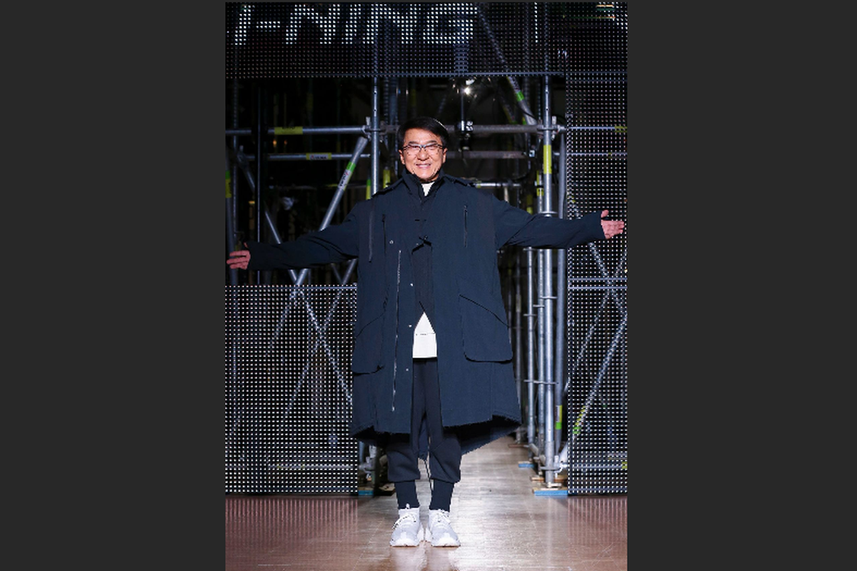 Label busana dan perlengkapan olahraga asal China, Li-Ning unjuk gigi dan mampu menyedot perhatian publik di perhelatan Paris Fashion Week. Mereka pun menggandeng bintang film laga Jackie Chan untuk bergaya di catwalk.
