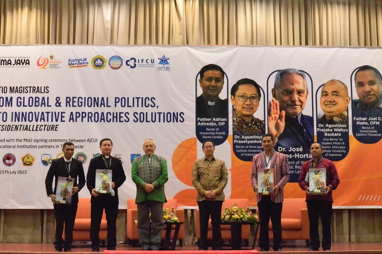 Presiden Timor Leste, José Ramos Horta (ketiga dari kiri) melakukan kunjungan resmi dan memberikan kuliah umum di Universitas Katolik (Unika) Atma Jaya, Kampus I Semanggi, Jakarta pada 21 Jul 2022.