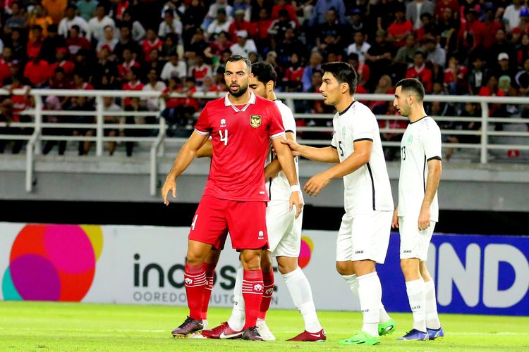 Pemain Timnas Indonesia Jordi Amat saat pertandingan FIFA Matchday melawan Turkmenistan yang berakhir dengan skor 2-0 di Stadion Gelora Bung Tomo Surabaya, Jumat (8/9/2023) malam.