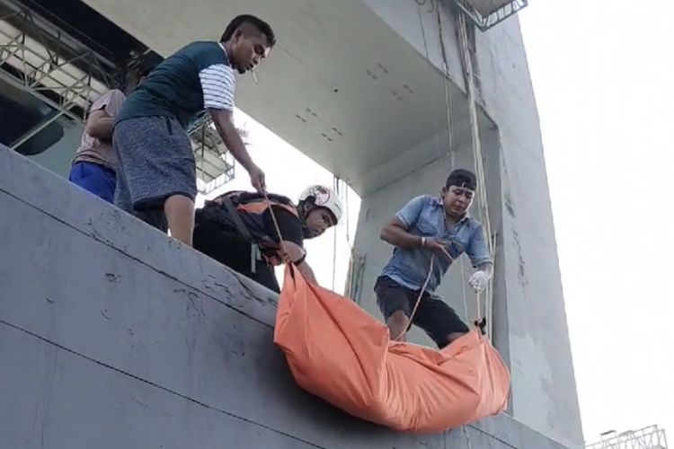 Proses evakuasi jenazah di kaki Jembatan Suramadu, Kamis (2/5/2024).