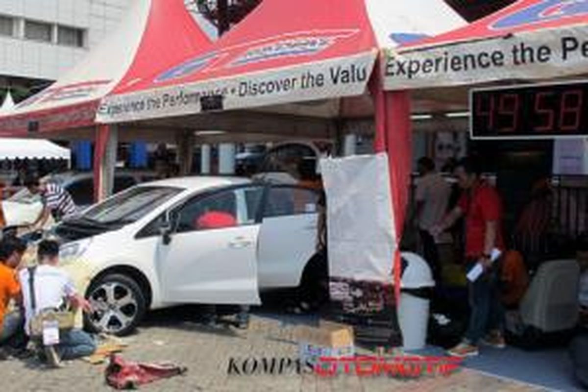 Berpacu dengan waktu, Signal Kustom memodifikasi dua mobil, Kia Rio dan Renault Duster dalam waktu 3X24 jam di AAITF 2014.