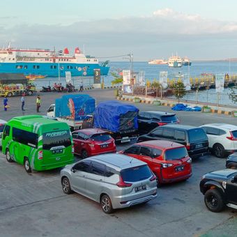 Aktivitas di Pelabuhan ASDP Ketapang, Banyuwangi. Berikut daftar tarif penyeberangan Ketapang-Gilimanuk 2024Berikut daftar tarif penyeberangan Ketapang-Gilimanuk 2024.