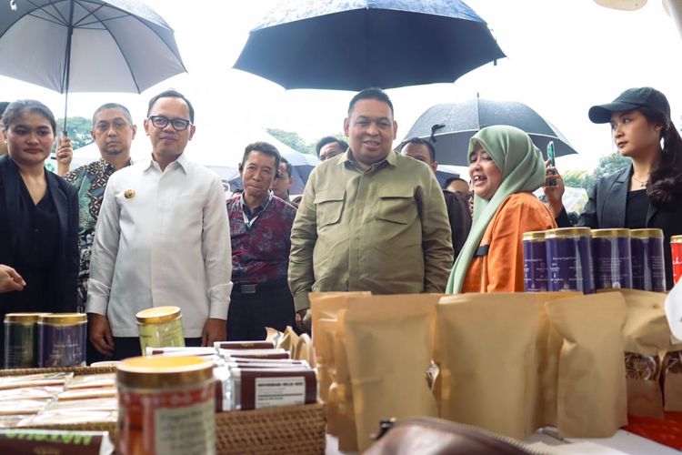 Kementerian Pertanian (Kementan) melalui Direktorat Jenderal Perkebunan (Ditjenbun) bersama Pemerintah Kota (Pemkot) Bogor menggelar acara Semarak Perkebunan Nasional (Skena) yang berlangsung pada 19 April hingga 21 April 2024 di Bogor.
