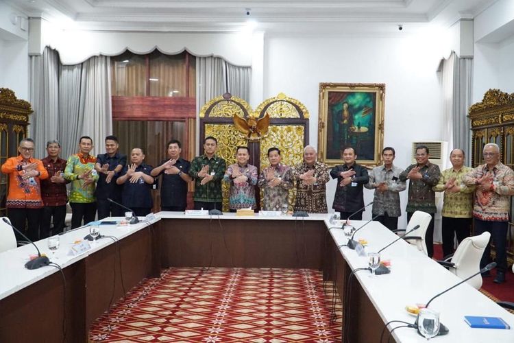 Pj Gubernur Sumsel Agus Fatoni saat bertemu dengan Direktur Utama BSB dan jajarannya di Ruang Rapat Griya Agung, Palembang, Kamis (12/10/2023).