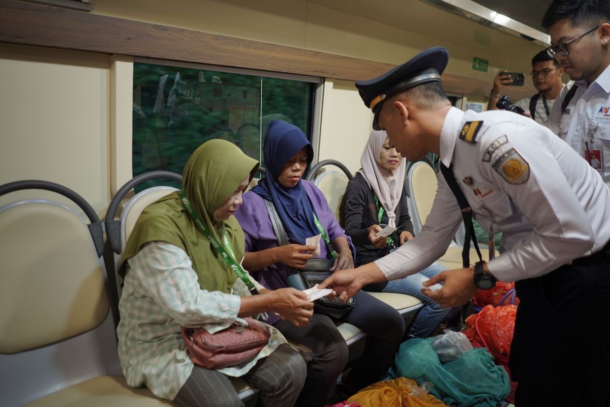 KA Cikuray melayani penumpang relasi Garut?Pasar Senen dengan dukungan skema PSO dari DJKA Kemenhub. Layanan ini menjadi bagian dari upaya KAI memperluas akses transportasi terjangkau bagi masyarakat, petani, dan pedagang.