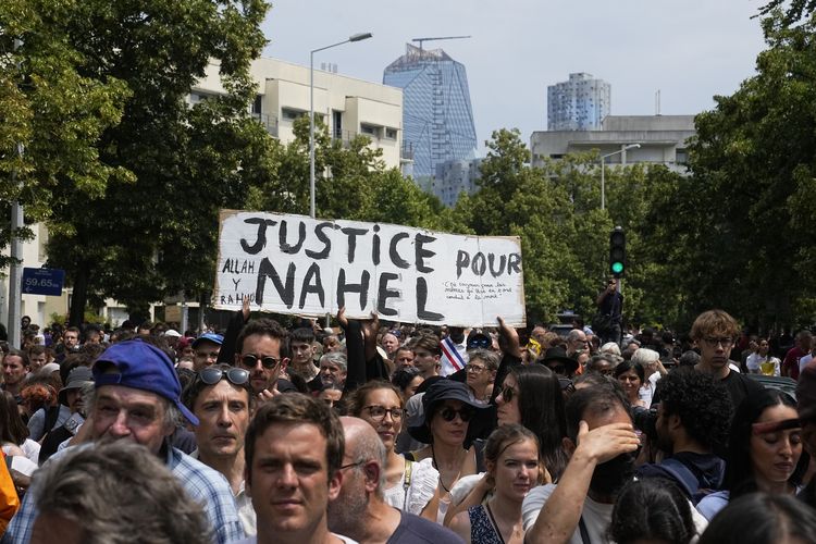 Para pengunjuk rasa membawa poster bertuliskan Keadilan untuk Nahel saat berdemonstrasi atas kematian remaja 17 tahun tersebut pada Kamis (29/6/2023) di Nanterre, luar Paris, Perancis. Tewasnya Nahel yang ditembak polisi memicu kerusuhan di Perancis.