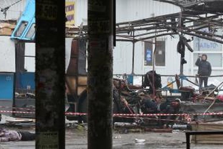 Badan bus rusak total setelah ledakan bom terjadi di Kota Velgograd, Senin (30/12/2013) pagi.