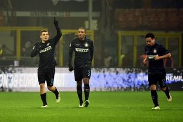 Gelandang Inter Milan, Mateo Kovacic, merayakan golnya ke gawang Lazio, pada pertandingan lanjutan Serie-A, Minggu (21/12/2014). 