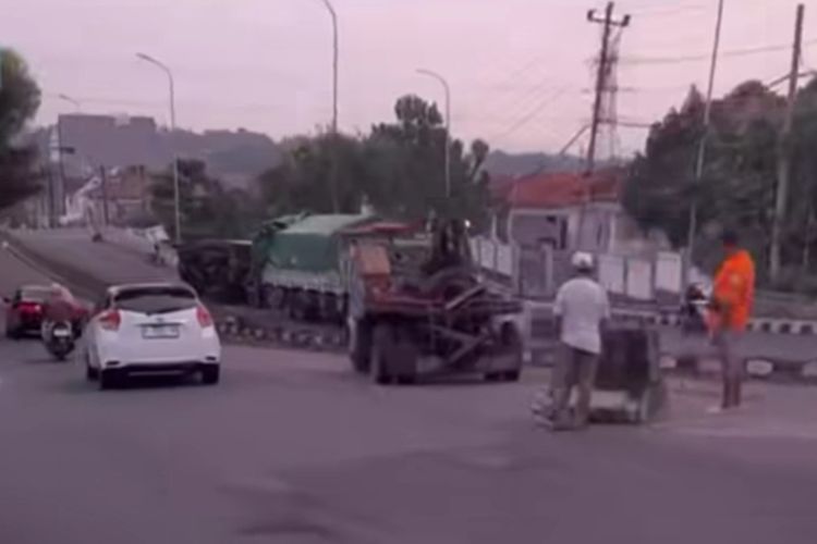 Nekat Lawan Arah, Sopir Truk Tronton Tewas usai Terguling di Flyover Jatingaleh Semarang