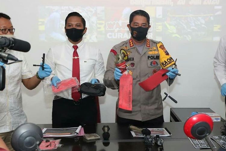 Kapolresta Banjarmasin, Kombes Rachmat Hendrawan memperlihatkan sejumlah barang bukti hasil pencurian kendaraan sepeda motor di Mapolresta Banjarmasin, Senin (20/7/2020).