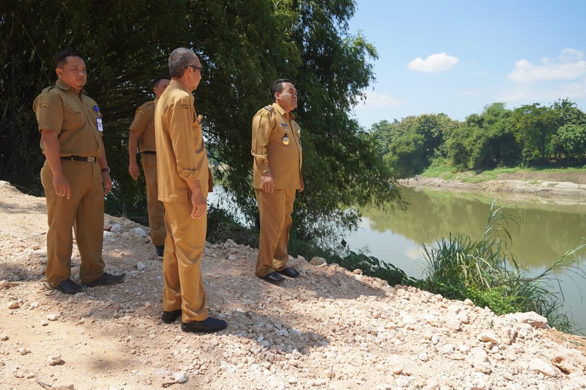 Bupati Blora H Arief Rohman bersama Kepala Dinas PUPR Kabupaten Blora Samgautama Karnajaya saat meninjau proyek penanganan longsor Sungai Bengawan Solo di Desa Gadon, Kecamatan Cepu, Senin (6/5/2024).
