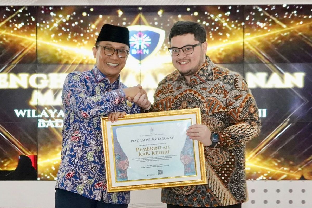 Bupati Jediri Hanindhito Himawan Pramana atau Mas Dhito mewakili Pemerintah Kabupaten Kediri menerima dua penghargaan sekaligus dari Badan Kepegawaian Negara (BKN) dalam manajemen ASN. Penghargaan ini diberikan Kepala BKN Zudan Arif Fakrulloh kepada Mas Dhito dalam Rapat Koordinasi Evaluasi CASN dan Managemen Talenta di Pendopo Agung Kabupaten Malang, Kamis (24/7/2025).

