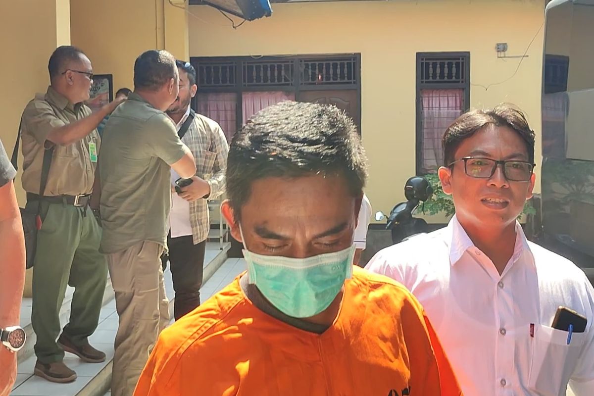 Pelaku perburuan satwa liar di TNBB saat digiring di Mapolres Buleleng, Senin (6/11/2023). 