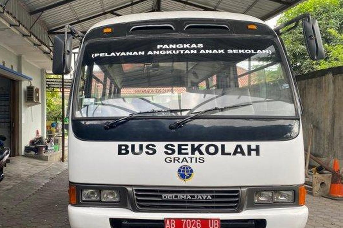 Kondisi bus sekolah di garasi Dishub Bantul, Senin (24/6/2024). 
