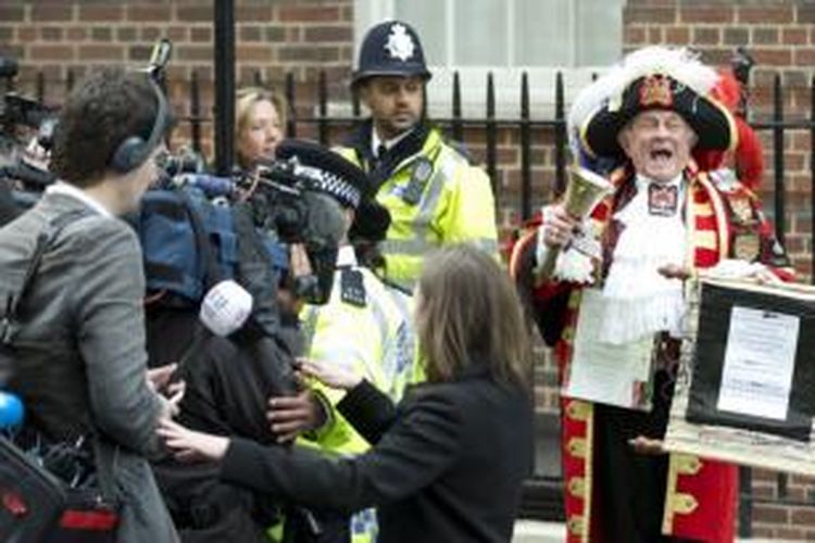 Tony Appleton mengumumkan kelahiran bayi kerajaan di Lindo Wing, Rumah Sakit St. Mary, London, Sabtu (2/5/2015).