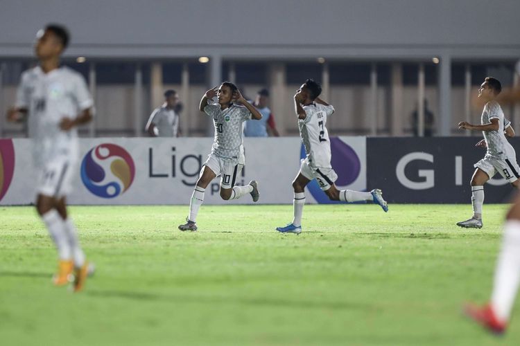 Pemain timnas Timor Leste  U-19, merayakan gol saat melawan timnas Indonesia U-19 pada laga babak kualifikasi grup K Piala Asia U-19 2020 di Stadion Madya Gelora Bung Karno, Senayan, Jakarta, Rabu (6/11/2019). Pertandingan timnas U-19 Indonesia vs Timor Leste berakhir dengan skor 3-1.