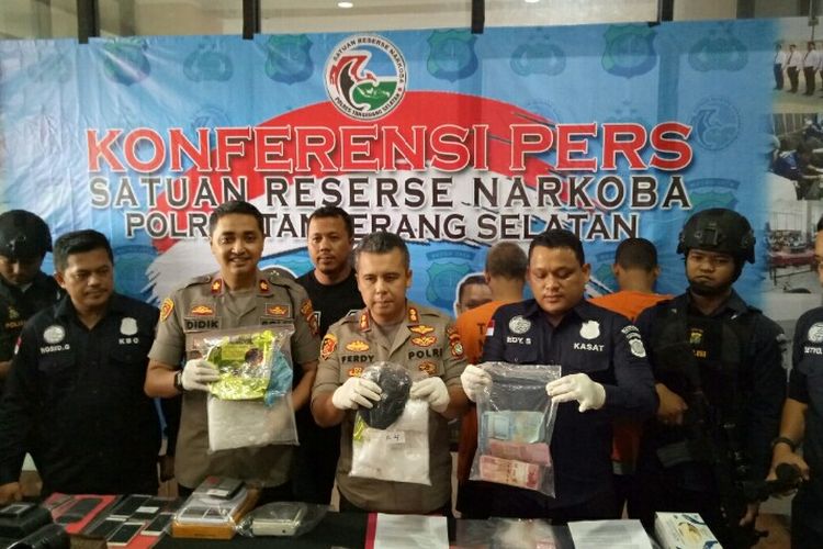 Polres Tangerang Selatan menangkap dua pengedar narkoba jenis sabu berinisial TB (36) dan SH (40) di Jalan Raya Cut Nyak Dien, Pondok Jaya, Pondok Aren, Tangerang Selatan, Senin (25/11/2019).